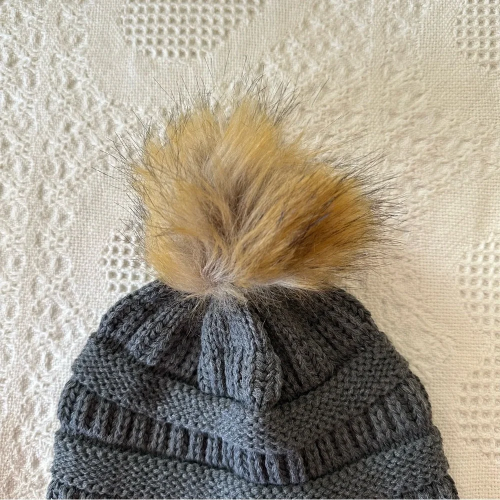 Pom Pom Beanie Hat Womens OS Dark Gray Knit Nordic Winter Ski Faux Fur CC NEW